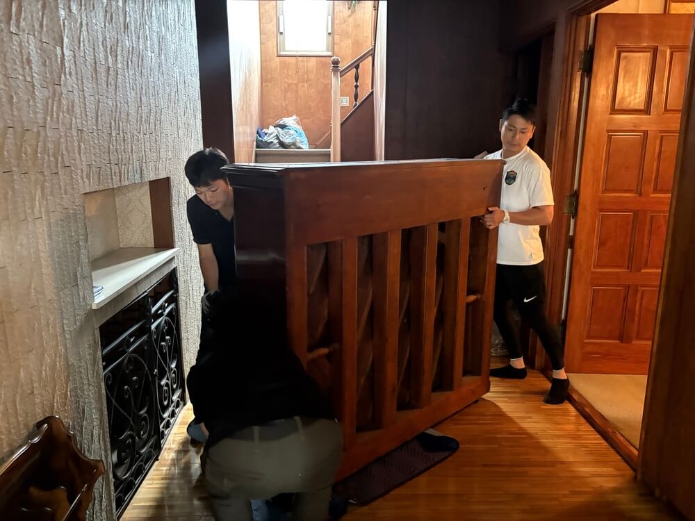 出張買取で契約成立品を搬出する作業の様子