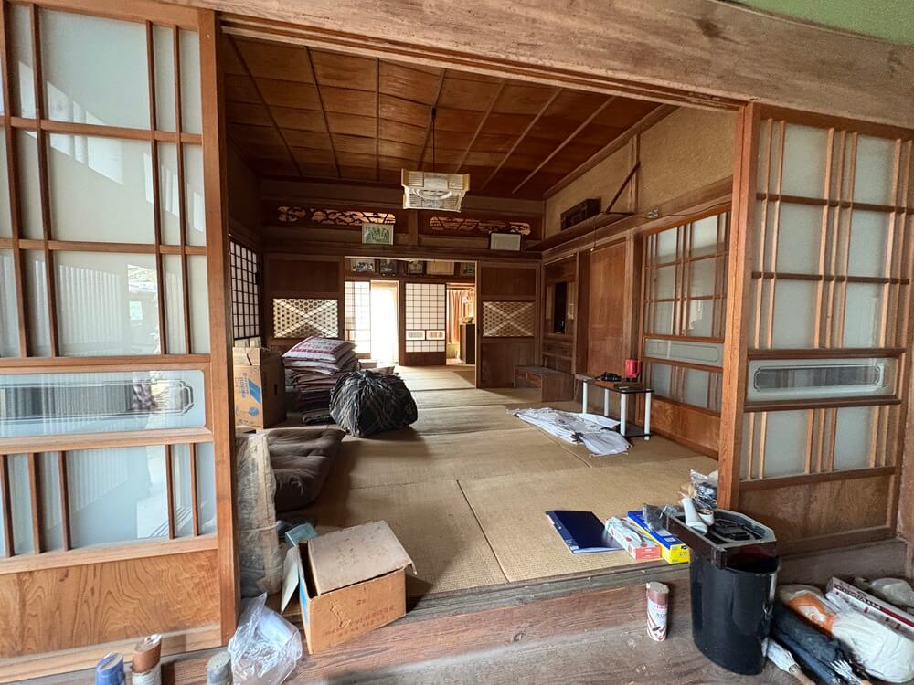 出張買取でスタッフが室内の品物を確認する訪問査定の様子