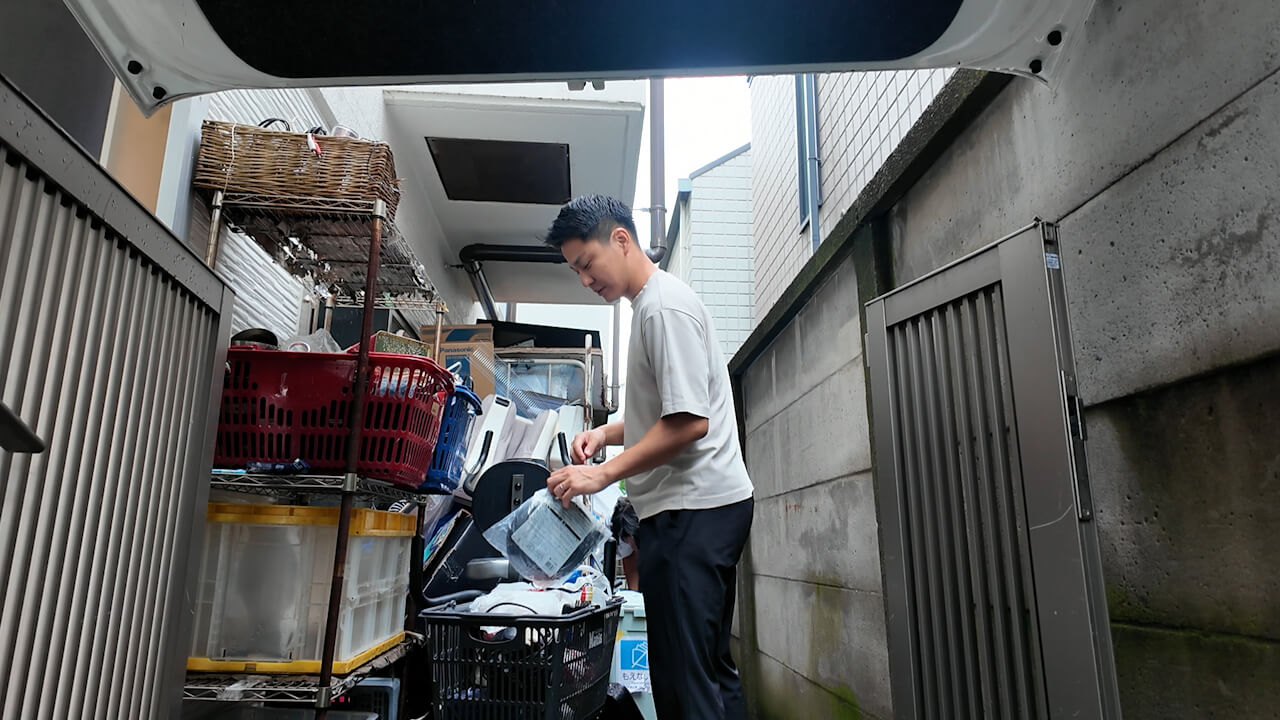 室内で品物の状態を確認する訪問査定の様子