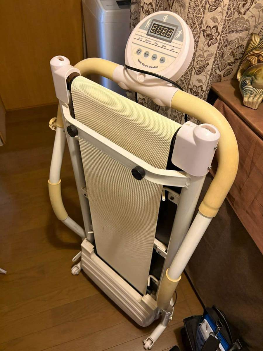 折りたたみ式の電動ウォーキングマシン