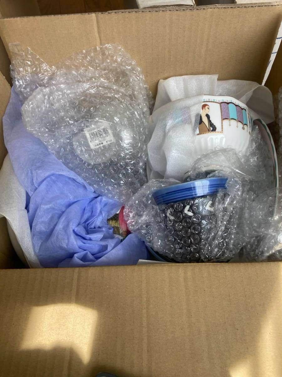 段ボールに梱包された陶器・マグカップ・食器類