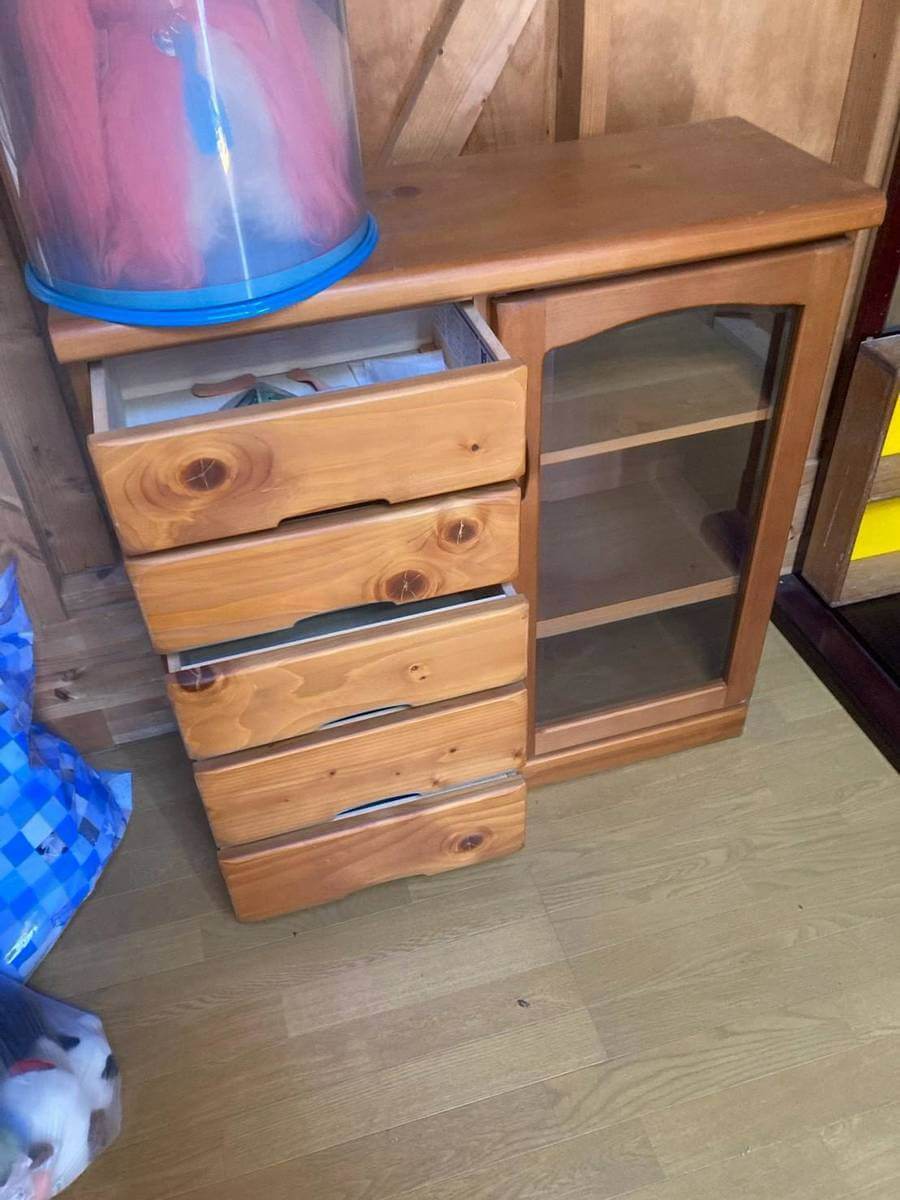 引き出しとガラス扉が付いた木製収納キャビネット
