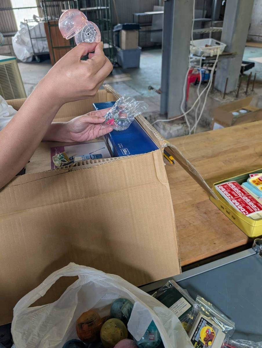 小型玩具・ミニチュア雑貨・コレクション品を確認している買取品写真