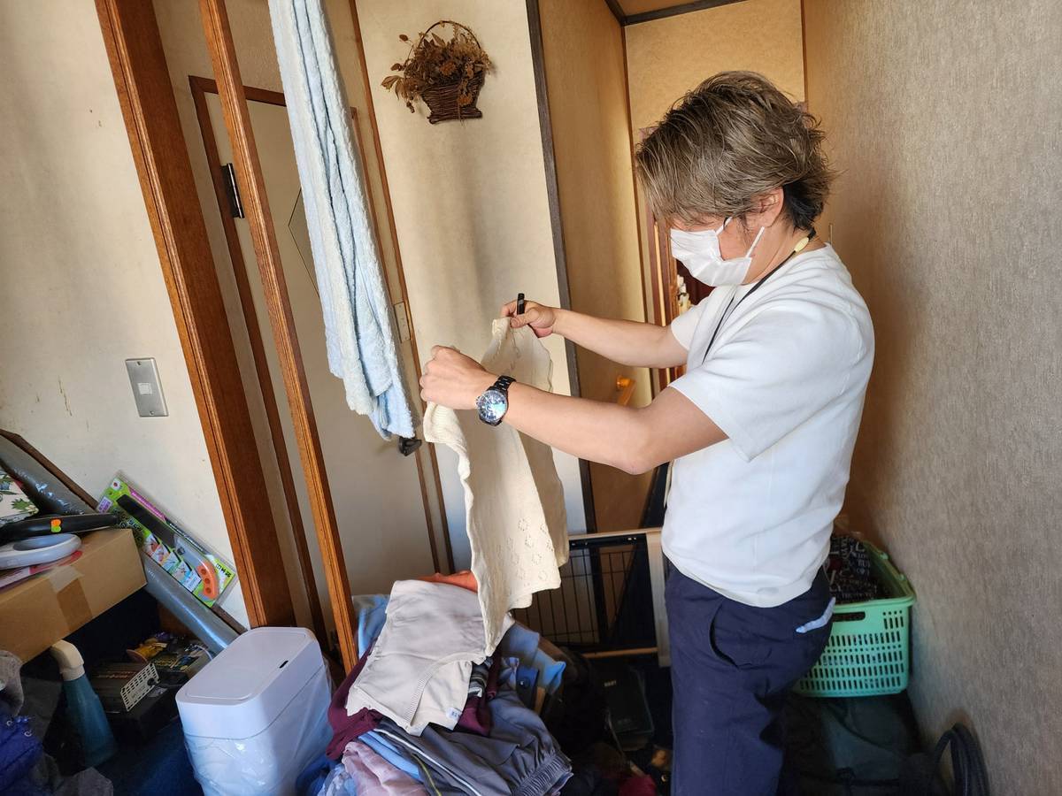 福岡市の出張査定で品物の状態を確認している様子